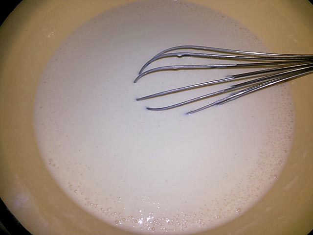 Тонкі млинці на кефірі – 15 смачних рецептів млинців з дірочками