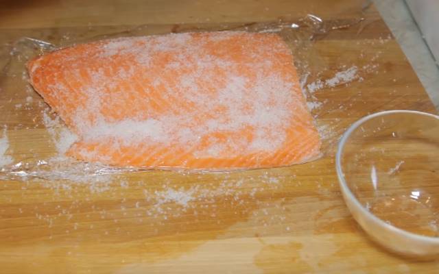 Сьомга, солона в домашніх умовах простими способами: солимо смачно і швидко