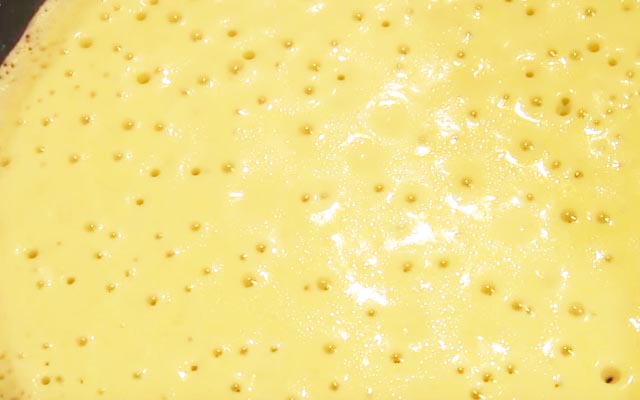 Млинці на сироватці — 8 рецептів дуже смачних млинців з дірочками