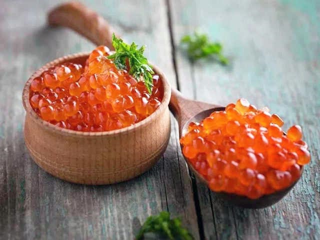 Як смачно посолити ікру горбуші в домашніх умовах — 6 швидких рецептів