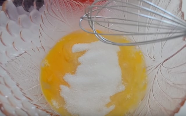 Млинці на сироватці — 8 рецептів дуже смачних млинців з дірочками