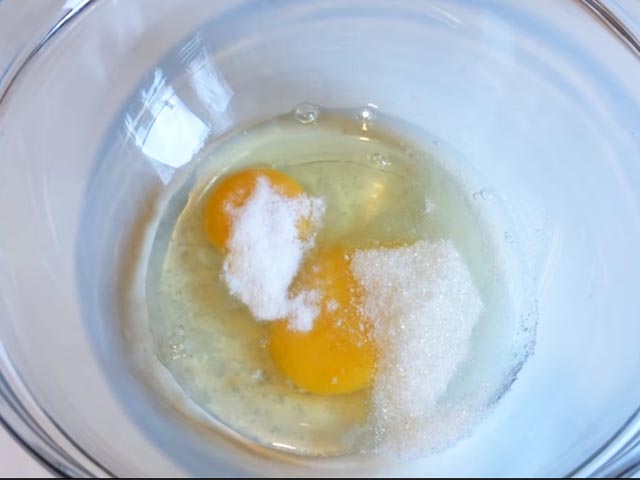 Млинці на молоці з дірочками тонкі і дуже смачні – 10 простих рецептів