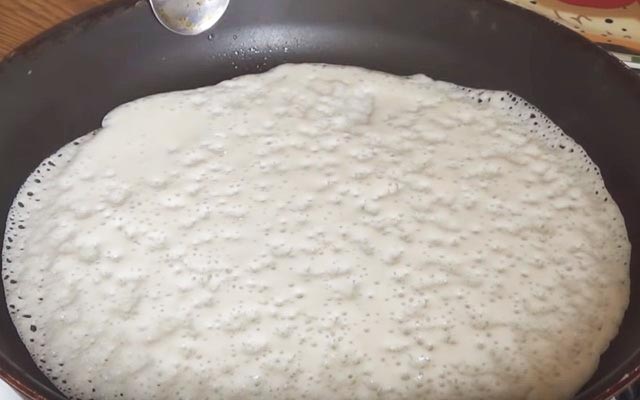 Млинці на сироватці — 8 рецептів дуже смачних млинців з дірочками