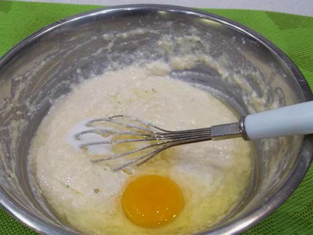 Оладки на молоці і дріжджах: пишні, повітряні й дуже смачні