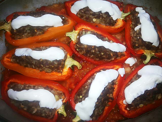 Перець фарширований м’ясом та рисом в духовці – рецепти з фото