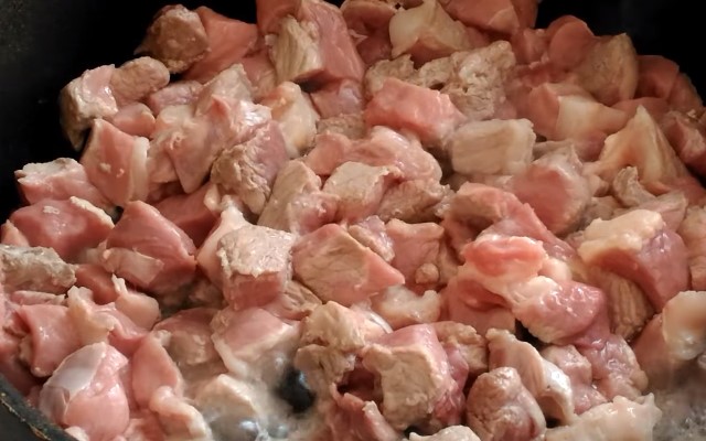 Гуляш зі свинини з підливою — 7 простих і смачних рецептів