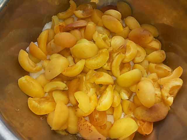 Варення з абрикосів з ядерцями на зиму рецепт з фото