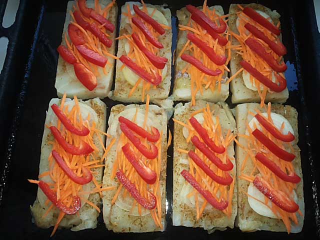 Риба запечена в духовці з овочами і сиром – рецепт з фото