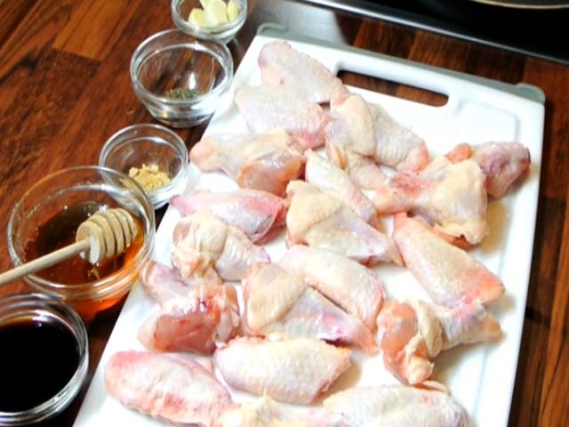 Курка тушкована на сковороді — 9 простих і смачних рецептів