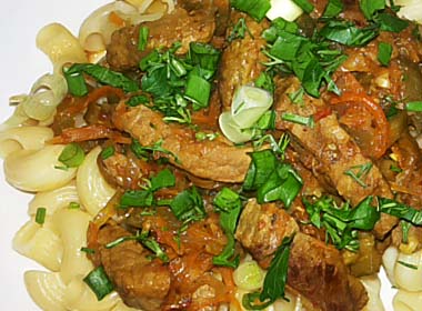 Тушкована яловичина з маринованими огірками. Покроковий рецепт з фото