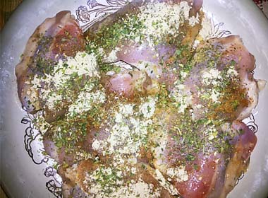 Курячі стегна під маринадом, запечені з картоплею, в сметані. Покроковий рецепт з фото