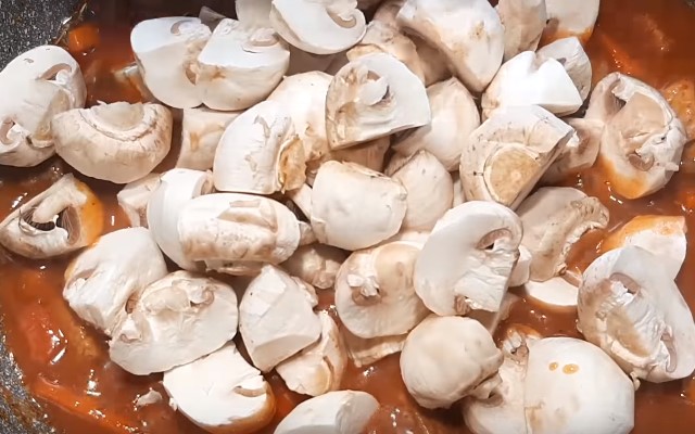 Гуляш зі свинини з підливою — 7 простих і смачних рецептів