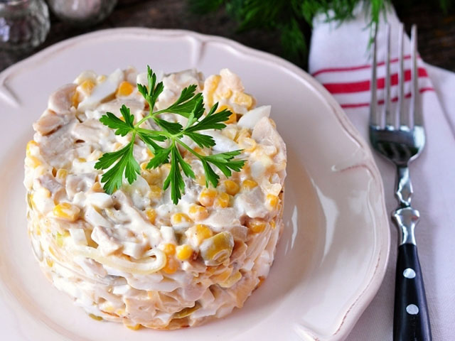 Салати з консервованих печериць: смачні рецепти, прості в приготуванні