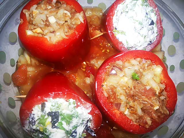 Перець фарширований м’ясом та рисом в духовці – рецепти з фото