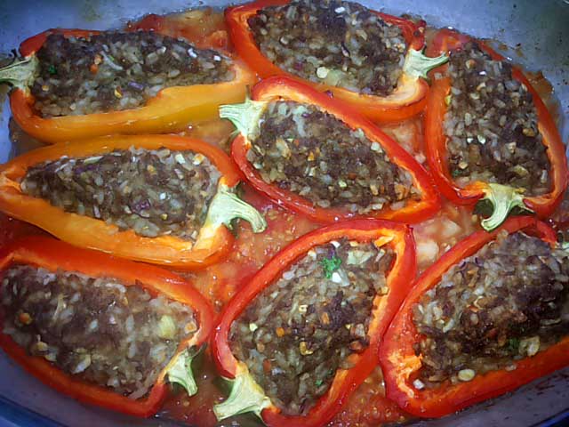 Перець фарширований м’ясом та рисом в духовці – рецепти з фото