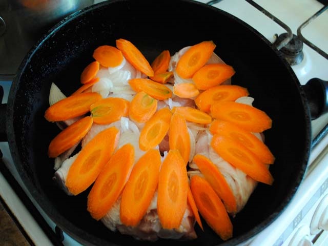 Курка тушкована на сковороді — 9 простих і смачних рецептів