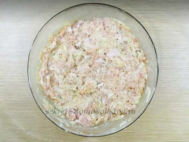 Курячі котлети з манкою з соковитого курячого фаршу — домашній рецепт