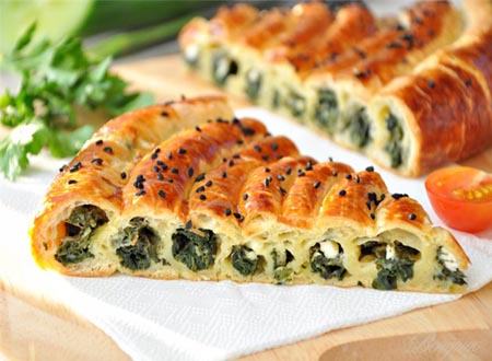 Пиріг зі шпинатом і сиром з листкового тіста – грецький пиріг Спанакопіта