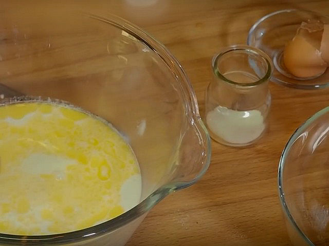 Дріжджові млинці на молоці — 8 покрокових рецептів