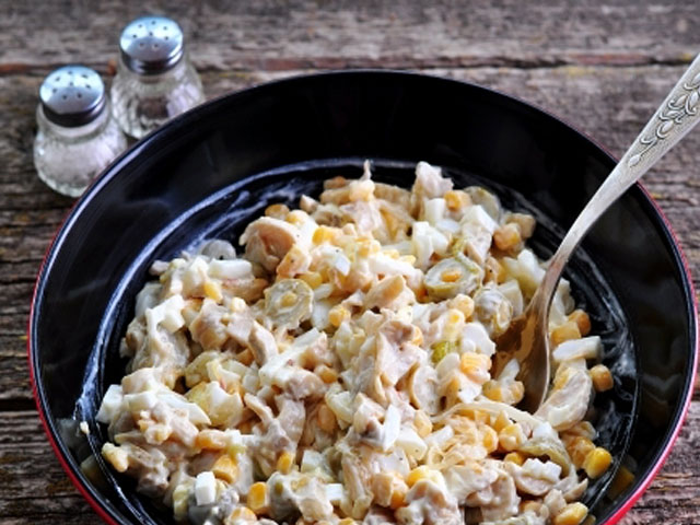 Салати з консервованих печериць: смачні рецепти, прості в приготуванні