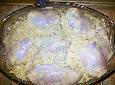 Курячі стегна під маринадом, запечені з картоплею, в сметані. Покроковий рецепт з фото