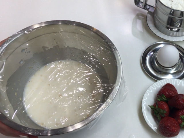 Оладки на молоці і дріжджах: пишні, повітряні й дуже смачні