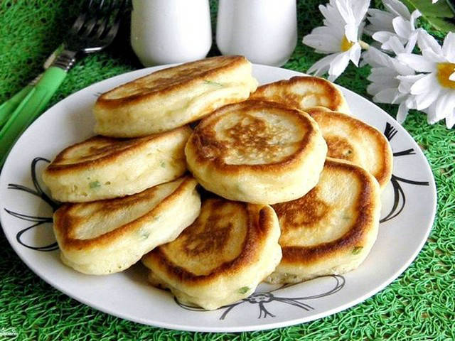 Оладки на молоці і дріжджах: пишні, повітряні й дуже смачні