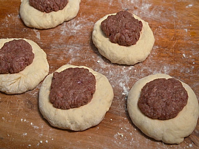 Як приготувати біляші з мясом в духовці. 6 смачних домашніх рецептів