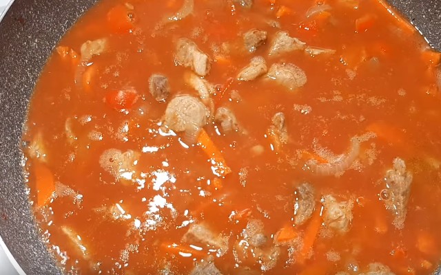 Гуляш зі свинини з підливою — 7 простих і смачних рецептів