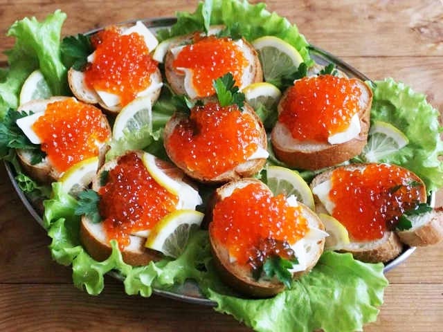 Як смачно посолити ікру горбуші в домашніх умовах — 6 швидких рецептів