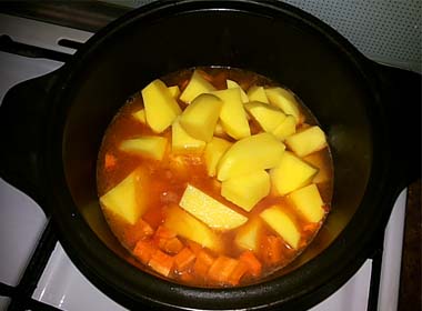 Як приготувати смачну тушковану картоплю без м’яса. Покроковий рецепт з фото