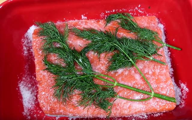 Сьомга, солона в домашніх умовах простими способами: солимо смачно і швидко