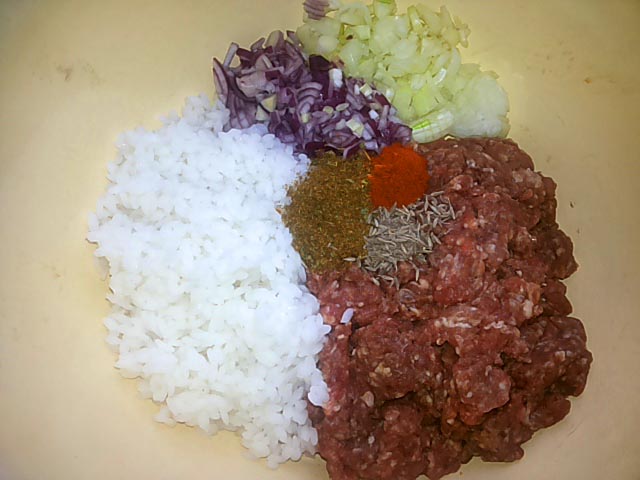 Перець фарширований м’ясом та рисом в духовці – рецепти з фото