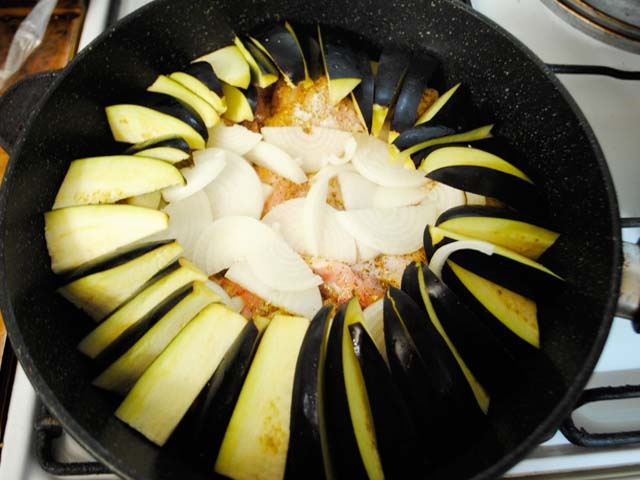 Курка тушкована на сковороді — 9 простих і смачних рецептів