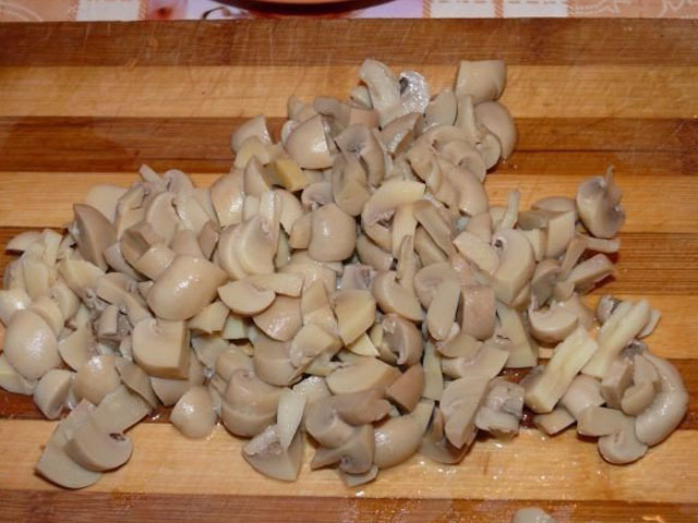 Салати з консервованих печериць: смачні рецепти, прості в приготуванні