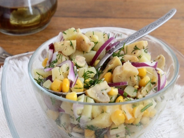 Салати з консервованих печериць: смачні рецепти, прості в приготуванні