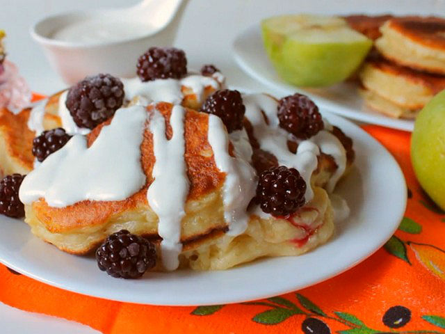 Оладки на молоці і дріжджах: пишні, повітряні й дуже смачні