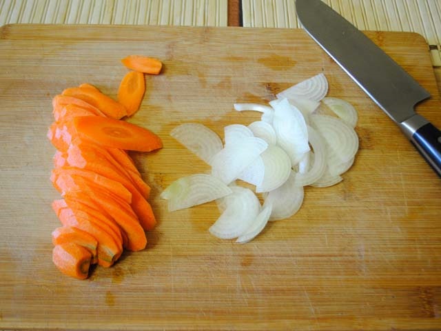 Курка тушкована на сковороді — 9 простих і смачних рецептів