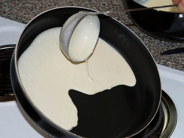 Млинці на молоці – 20 найсмачніших покрокових рецептів з фото і відео