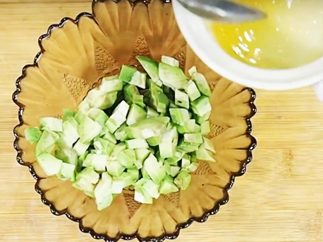 Салати з авокадо і консервованим тунцем — прості і смачні рецепти