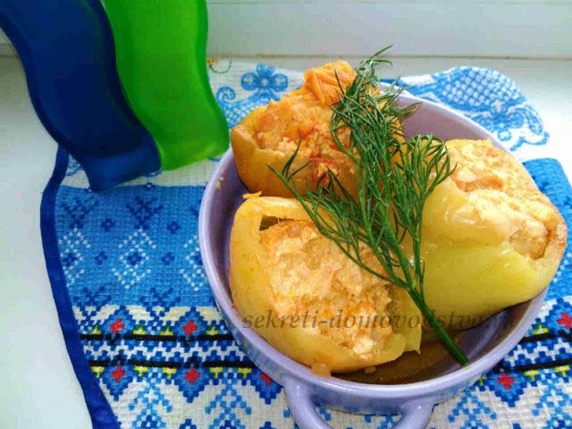 Перець, фарширований курячим фаршем і рисом