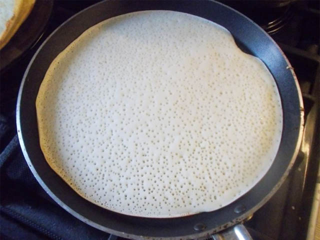 Млинці на молоці – 20 найсмачніших покрокових рецептів з фото і відео