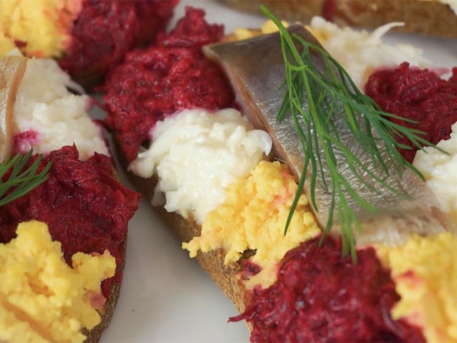 Бутерброди з оселедцем — прості і смачні рецепти для святкового столу