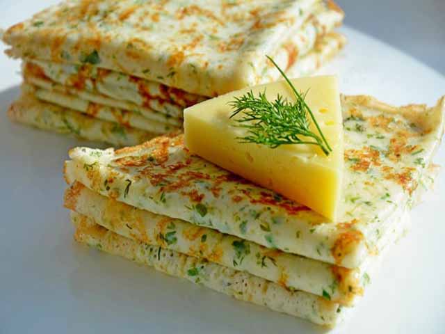 Тонкі млинці на кефірі – 15 смачних рецептів млинців з дірочками