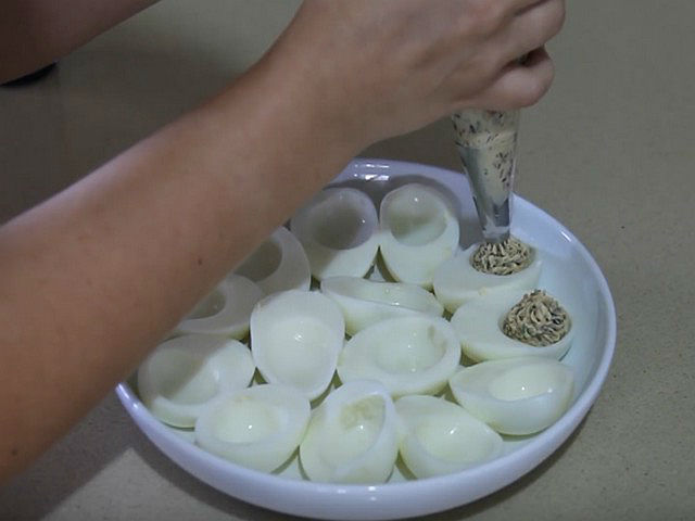 Яйця, фаршировані різними начинками. 12 простих і дуже смачних рецептів