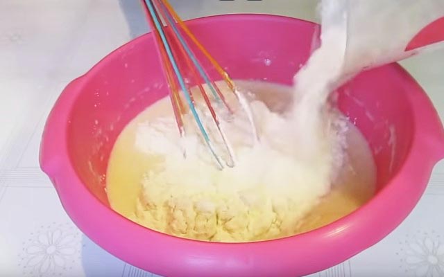 Млинці на сироватці — 8 рецептів дуже смачних млинців з дірочками