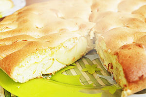 Шарлотка з яблуками в духовці: 2 класичних і 2 кисломолочних рецепта