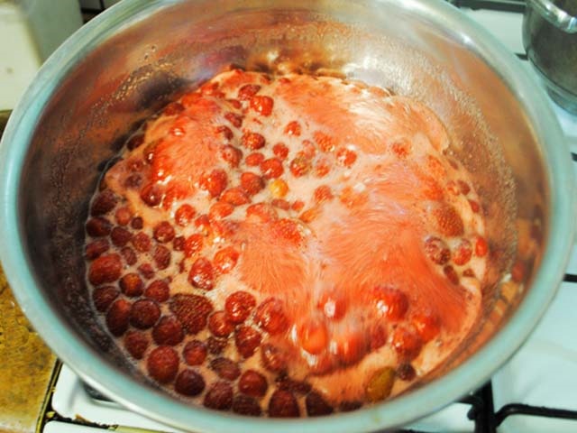 Густе варення з полуниць на зиму з цілими ягодами