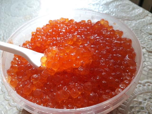 Як смачно посолити ікру горбуші в домашніх умовах — 6 швидких рецептів