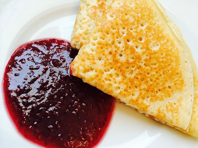 Дріжджові млинці на молоці — 8 покрокових рецептів